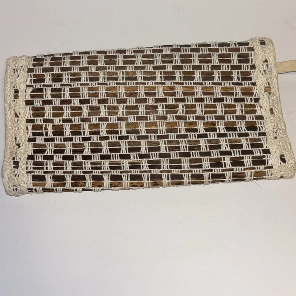 Handcrafted Woven Clutch in Cream and Brown Wood like Weave Design
Delicate ❤️ - Picture 3 of 12